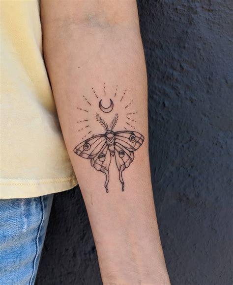 28 Sept 2022 ... Luna Moth Tattoo Meaning. There are a variety of interpretations for luna moth tattoos. Some people see them as a representation of ...